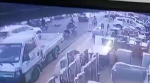 Hombre mata a otro de un disparo porque le roció el vehículo en SDE