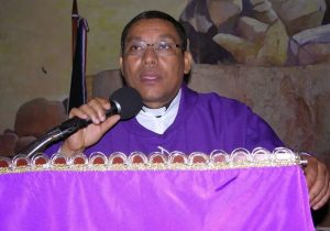 Obispo aboga por diálogo entre ADP, padres y Ministerio de Educación 