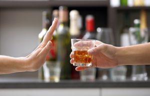 CECCOM desmantela fábrica y vierte galones de alcohol adulterado