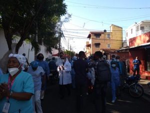 Médicos y enfermeras protestan frente al SNS por pagos atrasados 
