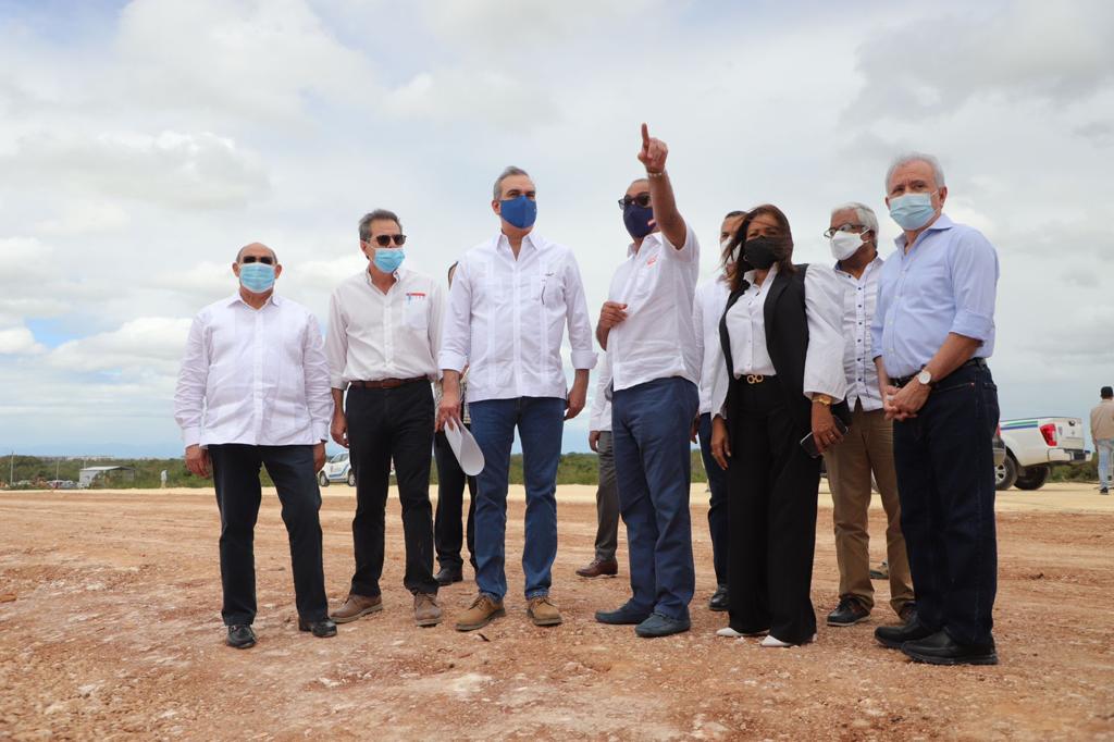 Luis Abinader supervisa construcción de obras en SDE y Boca Chica