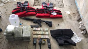 Apresan dos hombres con 15 paquetes de cocaína, dinero y fusil en SPM