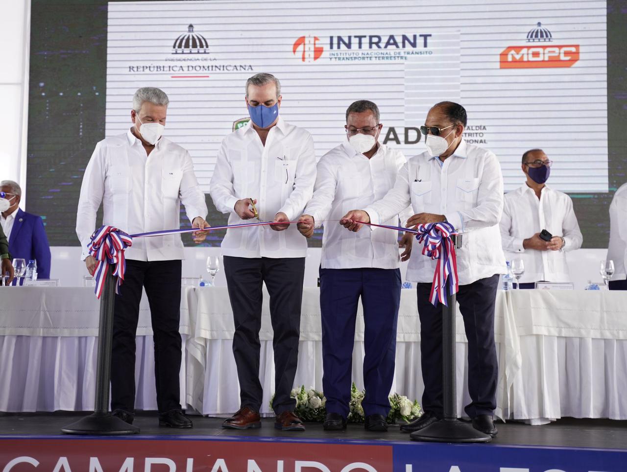 Abinader inaugura Corredor Churchill que introduce 47 autobuses