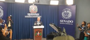 Senador buscará un millón de firmas en apoyo ley extinción de dominio