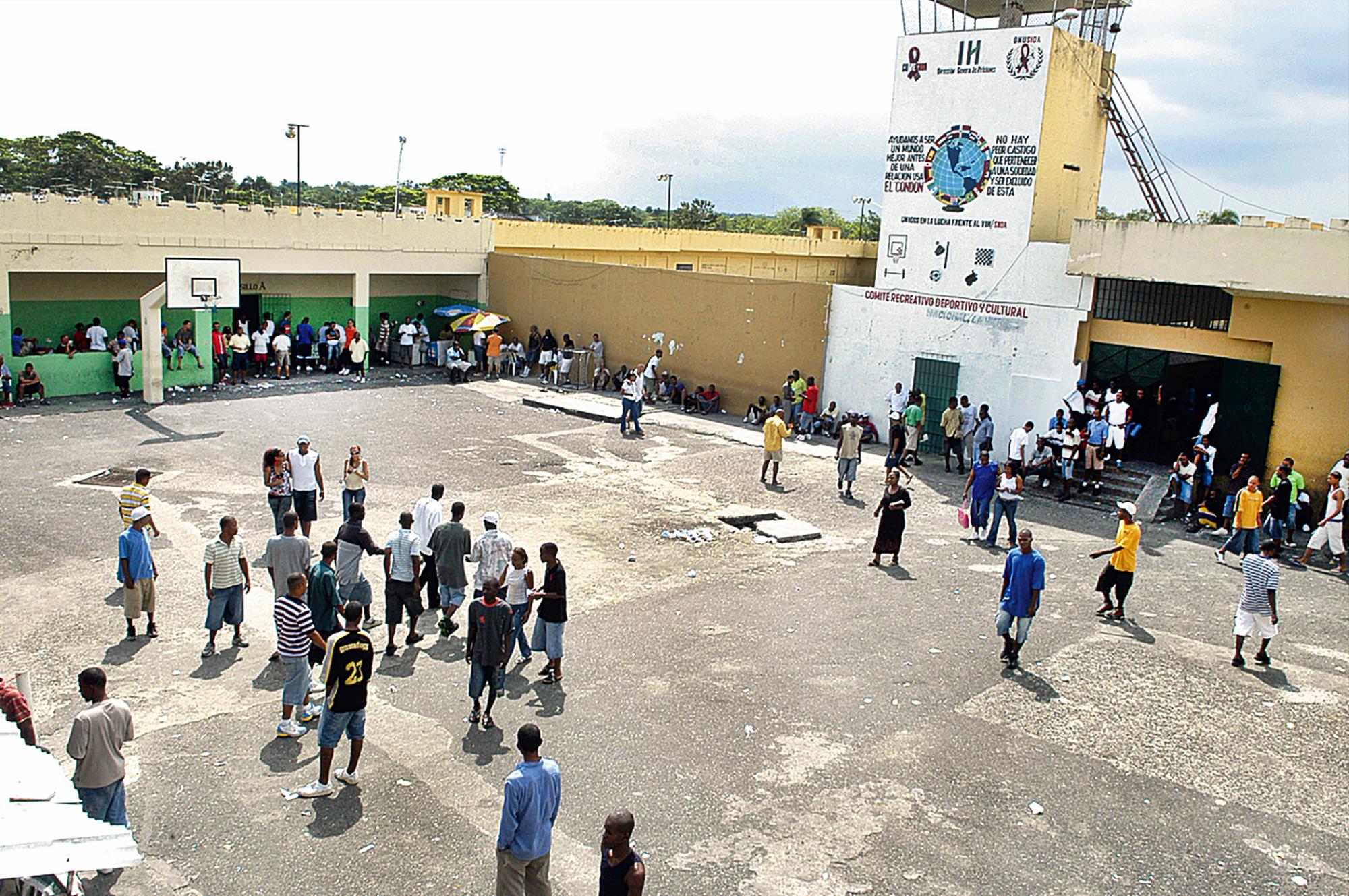 Policía persigue privado de libertad que se fugó de cárcel La Victoria