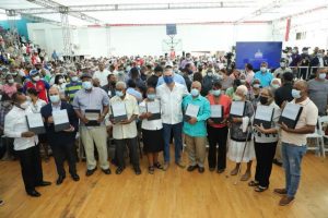 Presidente Abinader entrega títulos de propiedad en los Mina, SDE