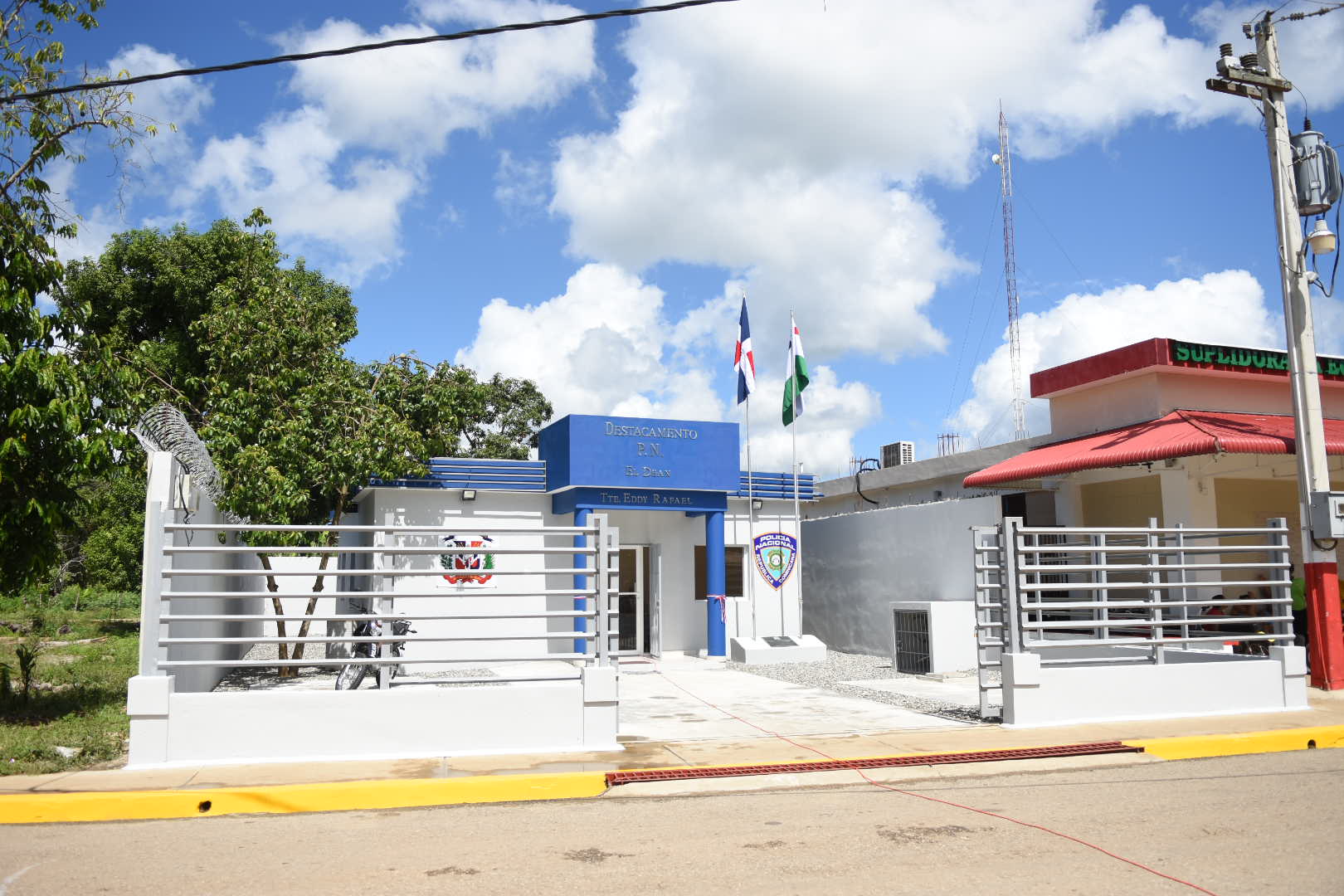 Dotan de cámaras portátiles y uniformes a miembros PN en Monte Plata