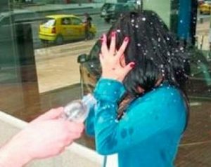 Hombre rocía con ácido a su expareja por negarse a volver con él
