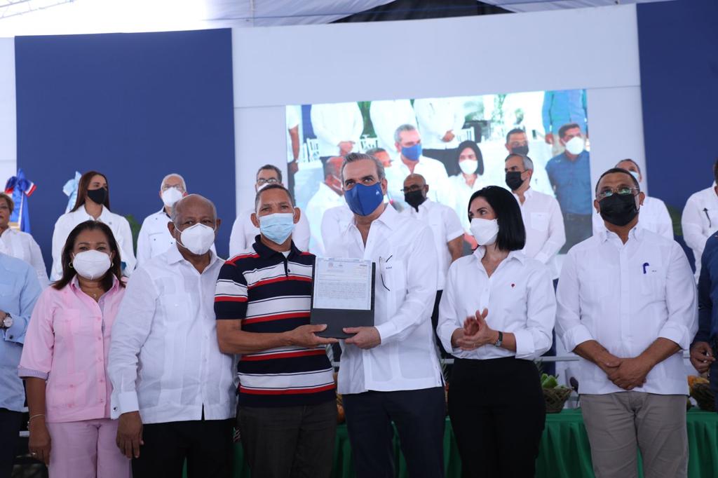 Abinader entrega 2,832 títulos de propiedad a familias pobres