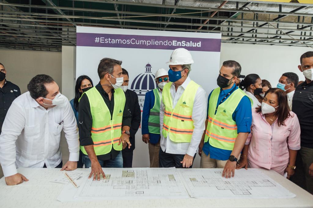 Abinader y MIVED supervisan trabajos del hospital Nelson Astacio