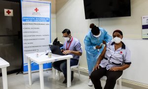 Asistencia de personas es fluida en centros de vacunación