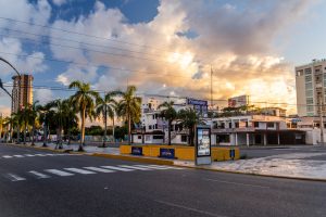 Pasajeros de la Winston Churchill esperan modernos autobuses