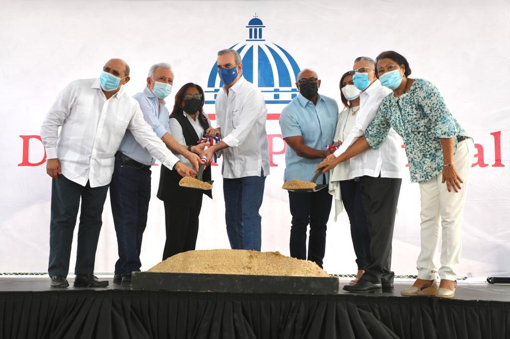 Abinader inicia construcción de Multiuso y 11 destacamentos en SDE