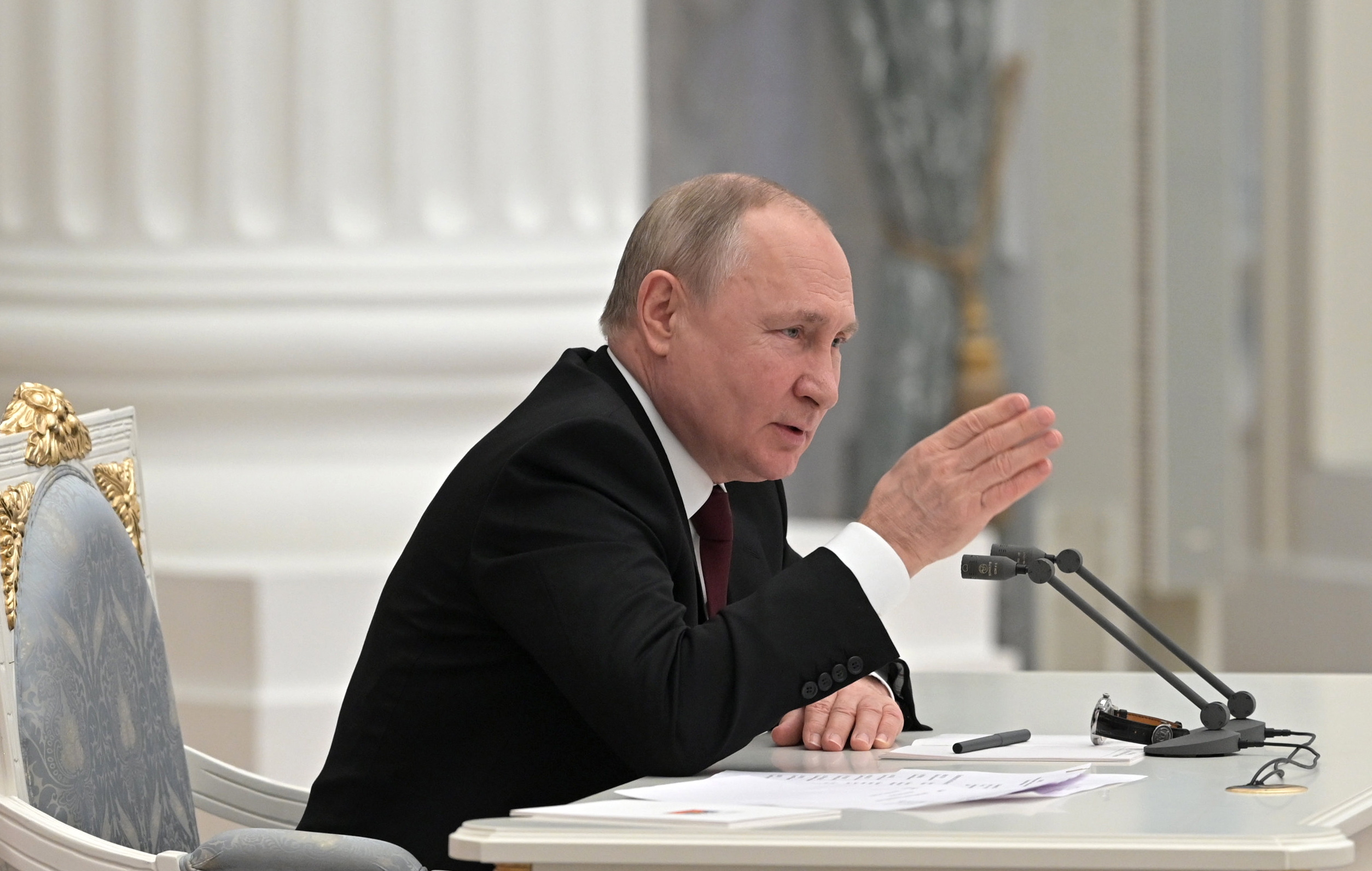 Putin se compromete con Macron a respetar a los civiles en Ucrania