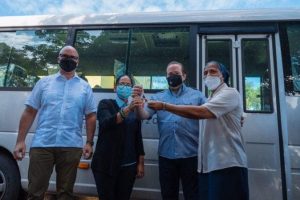 Paliza entrega autobús; anuncia incremento subvención a hogar escuela