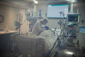 Casos de COVID bajan en el mundo pero suben las muertes, según la OMS