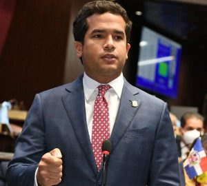 Omar Fernández somete resolución busca desarrollar turismo de negocios