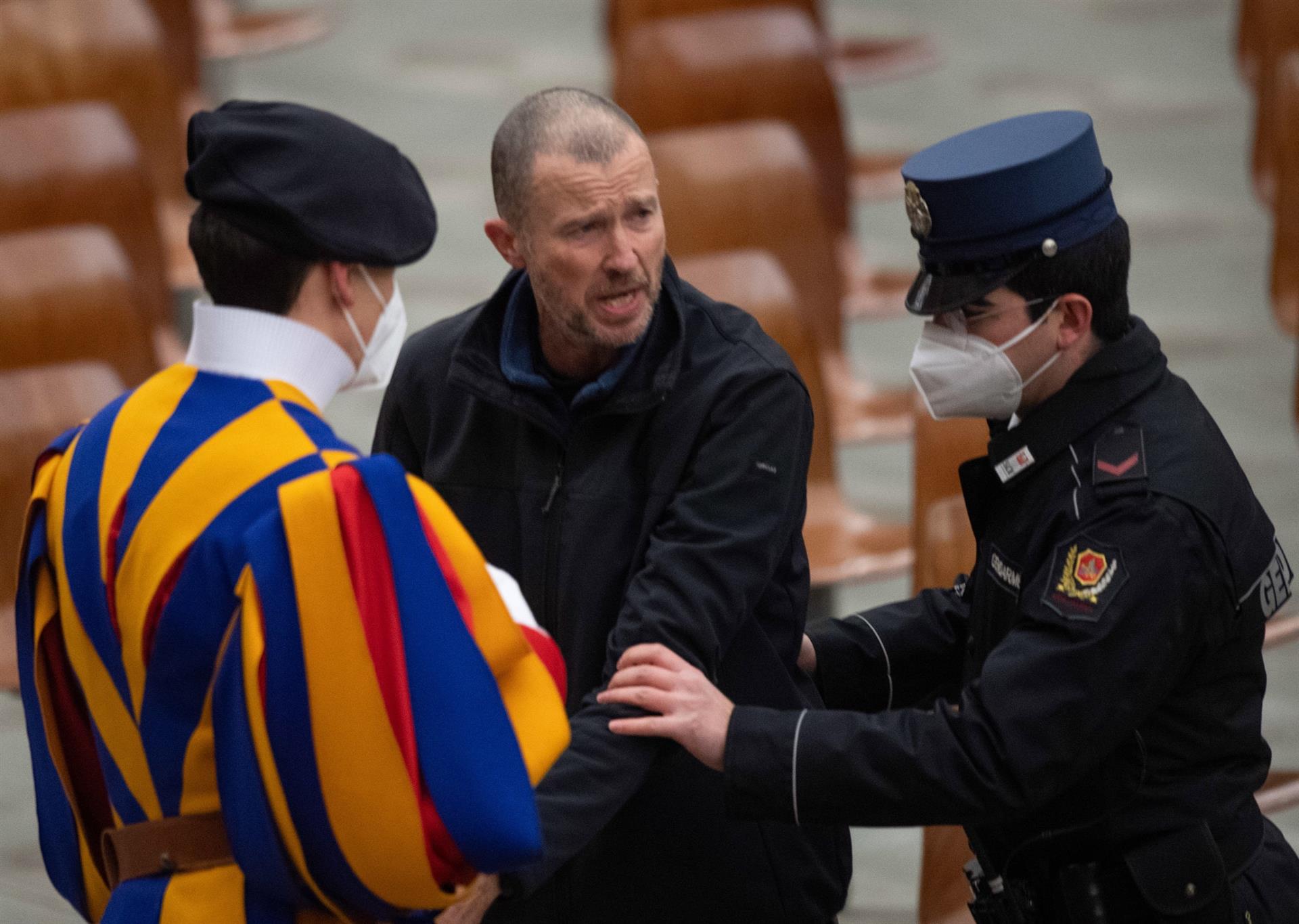 Hombre interrumpe a gritos en la audiencia general del papa Francisco