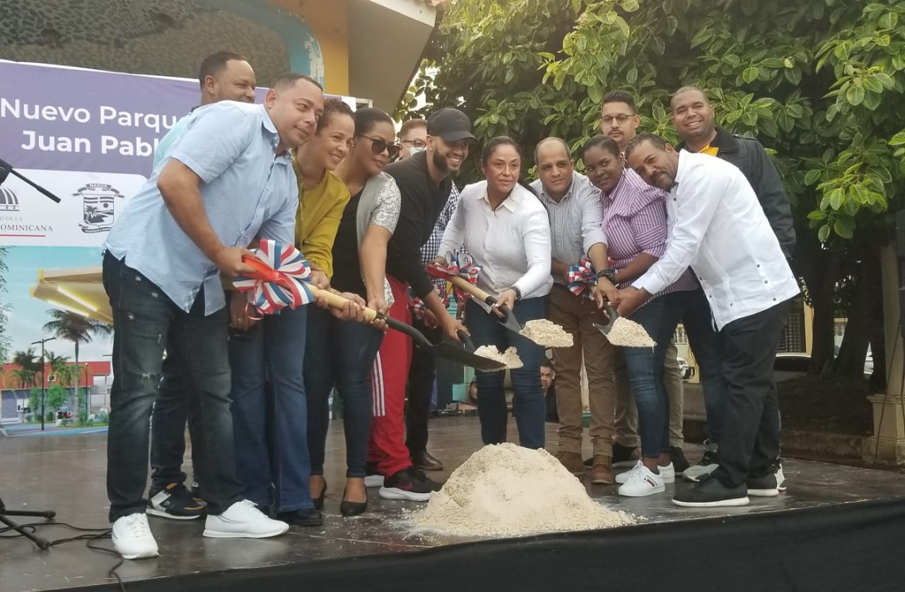 Alcalde de Nagua da primer palazo para reconstrucción de parque