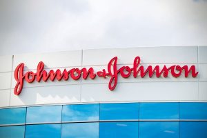 Johnson & Johnson se defiende en juicio por usar sustancias nocivas
