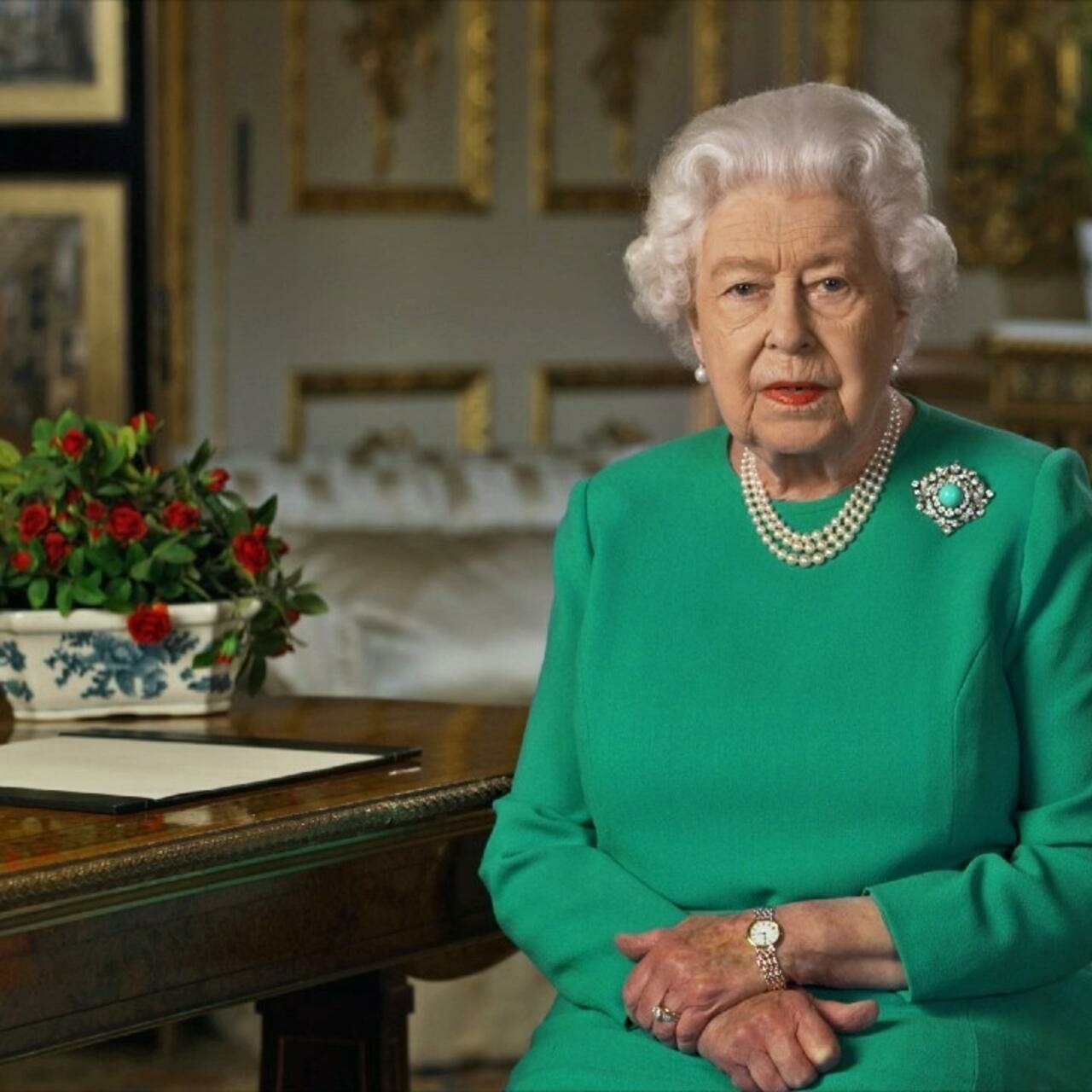 Reina Isabel II da positivo en COVID-19, con síntomas leves