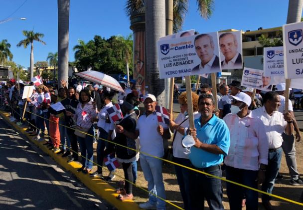 Decenas de personas promueven repostulación presidente Abinader