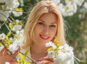Reina de belleza queda desfigurada tras someterse a cirugía plástica