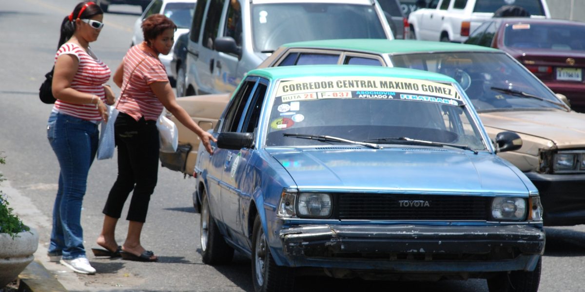 Intrant incauta carros de concho choferes operan en Charles de Gaulle