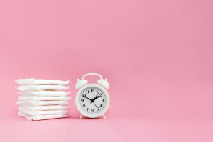¿Cuánto invierten las mujeres, anual y mensual en toallas sanitarias?