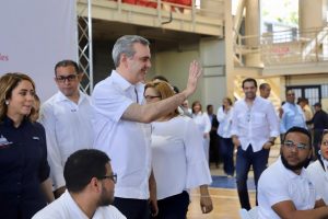 Presidente encabeza entrega de 1,507 títulos de propiedad en Azua