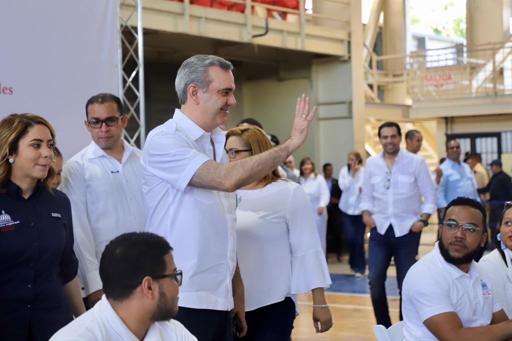 Presidente encabeza entrega de 1,507 títulos de propiedad en Azua