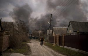 Afirman que las fuerzas rusas intensifican bombardeos contra Ucrania 