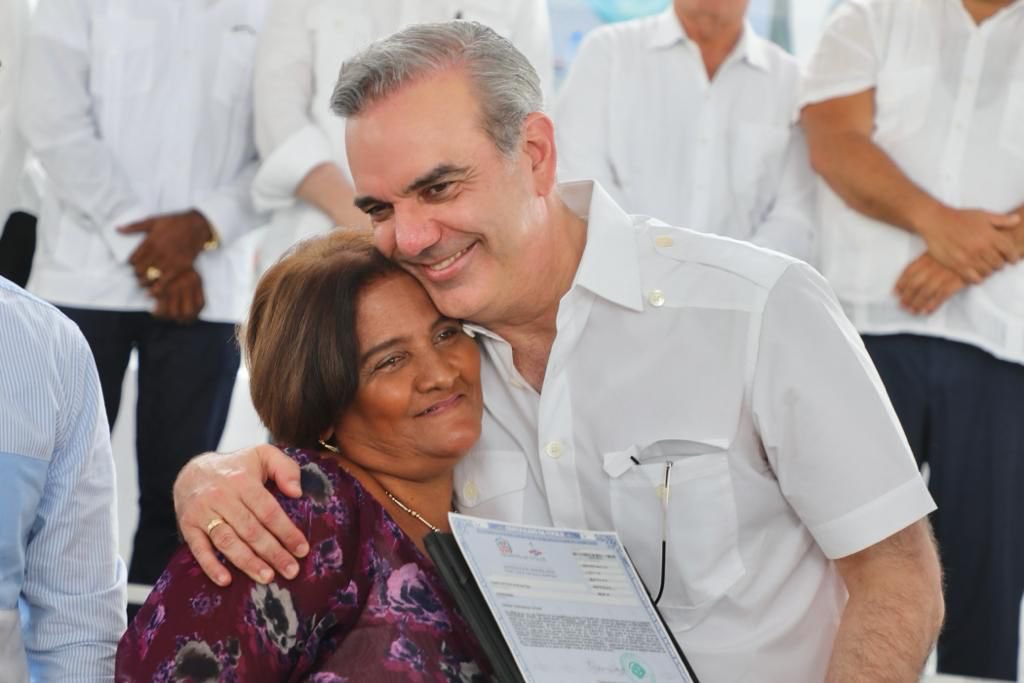 Abinader entrega más de 600 títulos de propiedad en Boyá