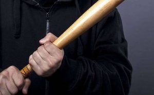 Golpean con bate a enfermo mental dentro de una iglesia 