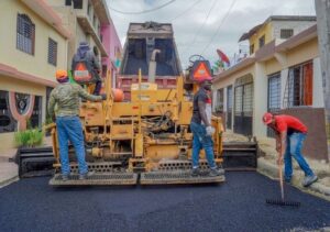 Obras Públicas asfalta calles en Santo Domingo Norte