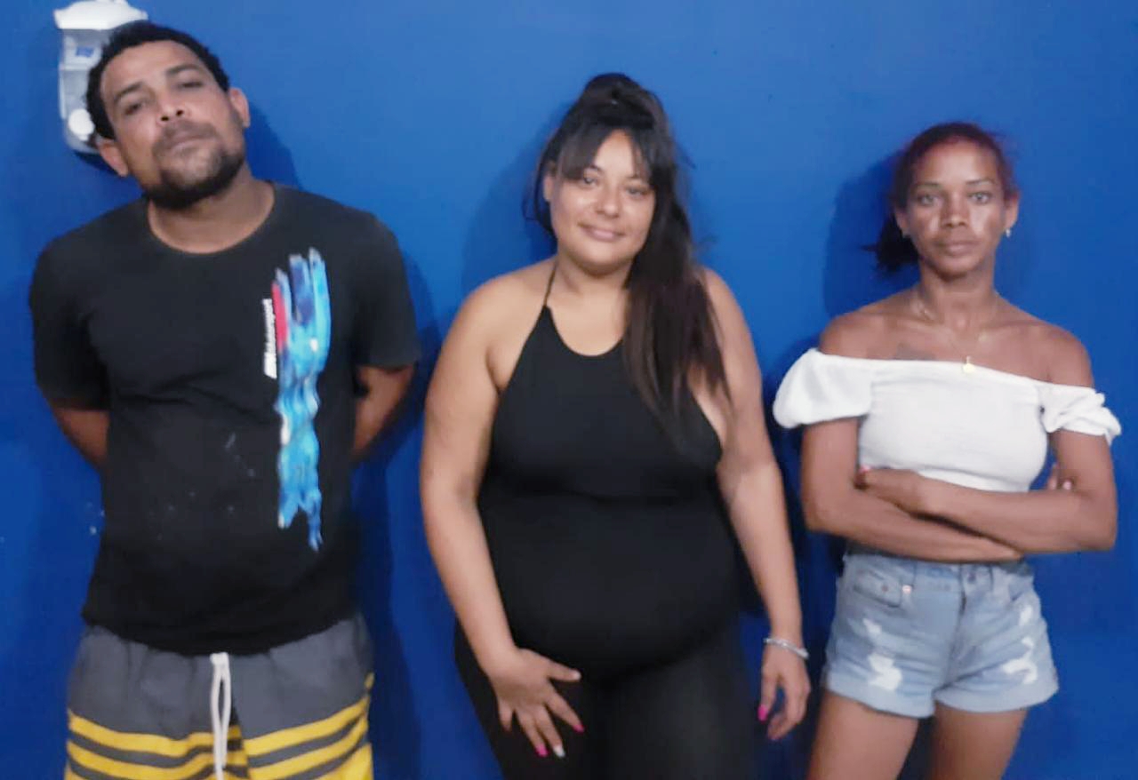 Policía apresa 3 integrantes de banda desmantelaba vehículos en Nagua