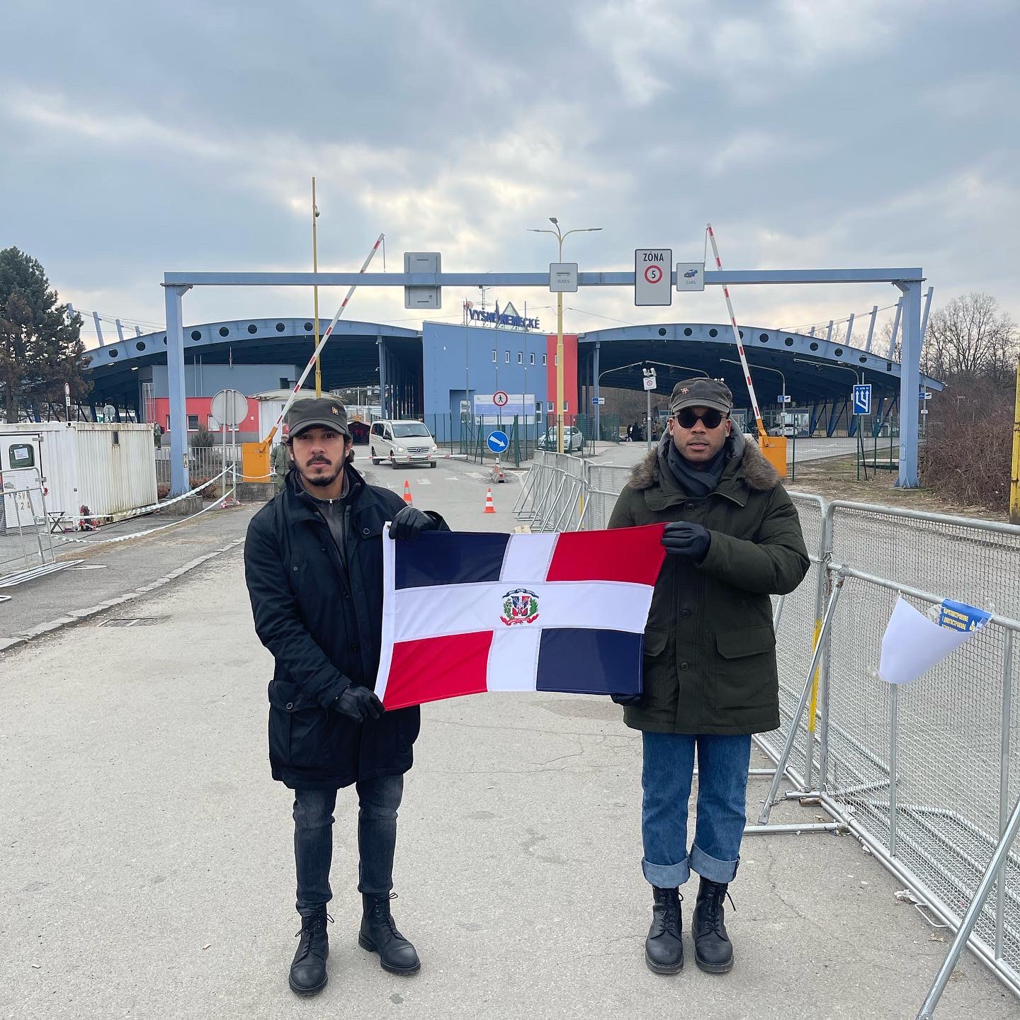 dominicanos en frontera de Ucrania