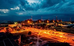 Bombardeo ruso desata incendio en gran central nuclear de Ucrania
