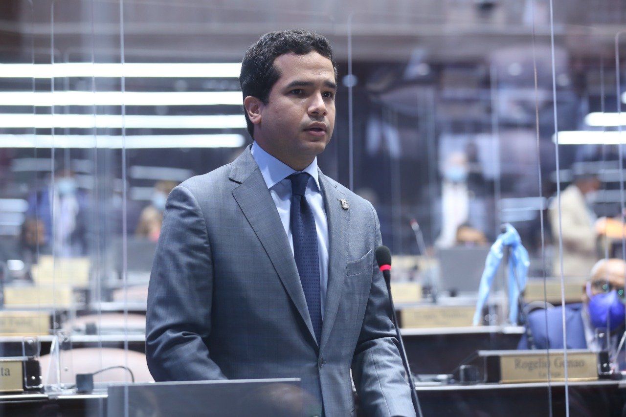 Omar Fernandez propone eliminar impuestos a las toallas sanitarias