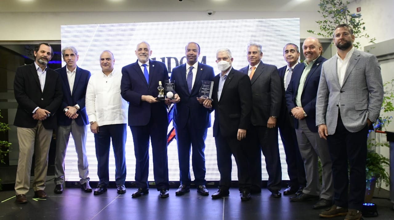 Lidom reconoce apoyo administrador del Reservas al béisbol profesional