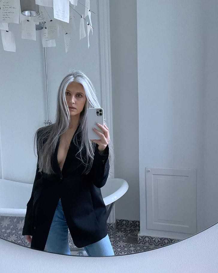 Influencer de 50 años decidió dejarse sus canas y la aman por ello 