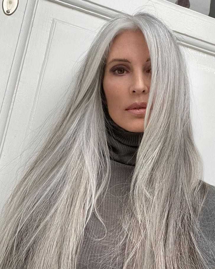 Influencer de 50 años decidió dejarse sus canas y la aman por ello 