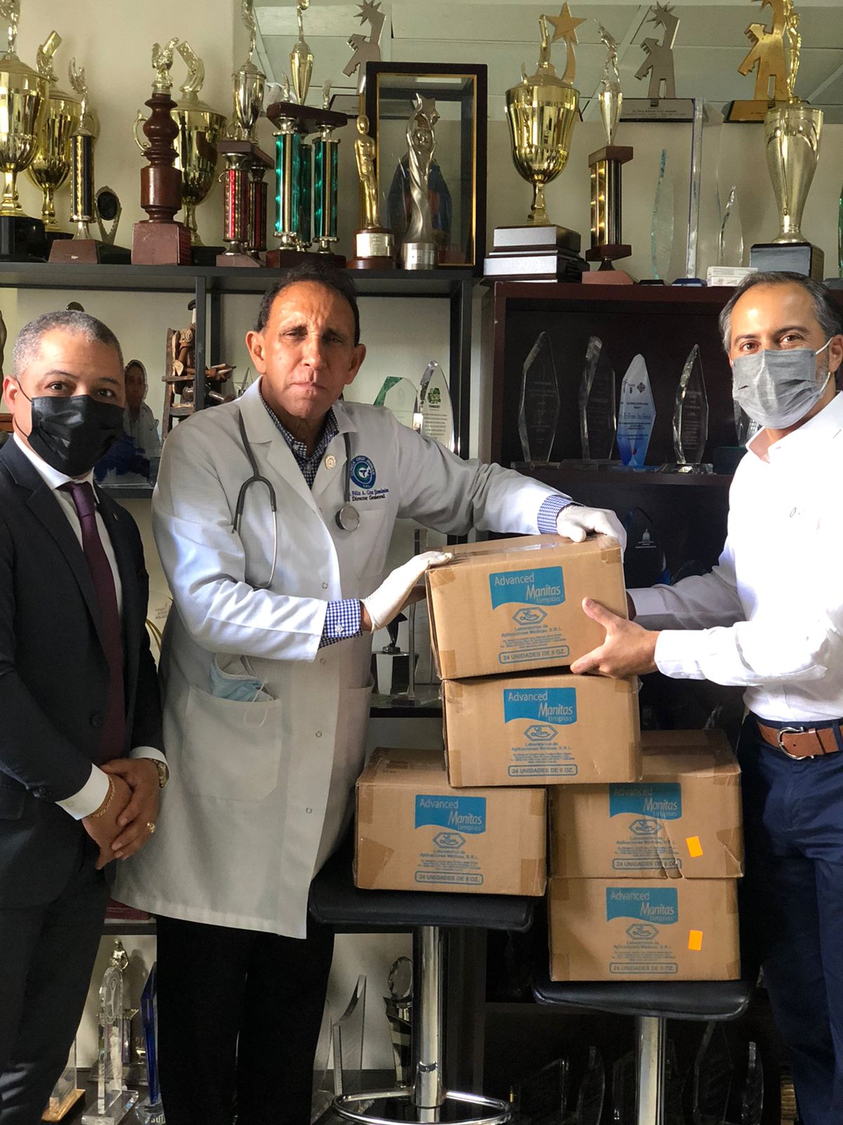 Realizan programa de donación de gel antibacterial en hospitales