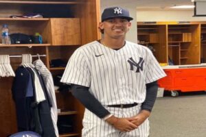 Ronald Guzmán mientras luce su nuevo uniforme de los Yankees de Nueva York