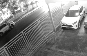 Cámaras captan desaprensivos al momento de robar retrovisores 