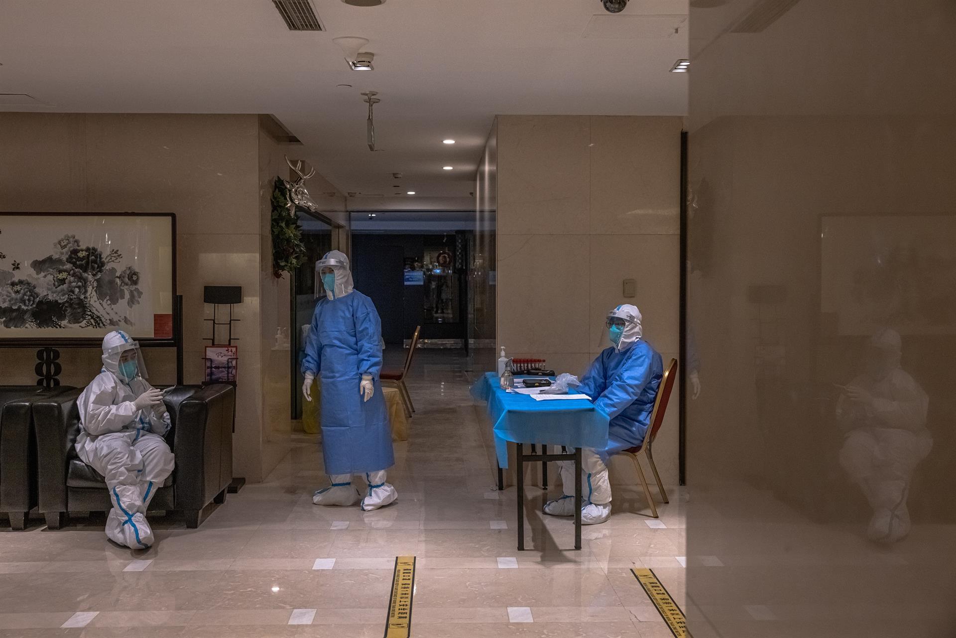Shanghái inicia confinamiento para detener rebrote de COVID-19