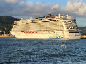 VIDEO: Crucero Norwegian Escape fue desencallado y está en el Puerto