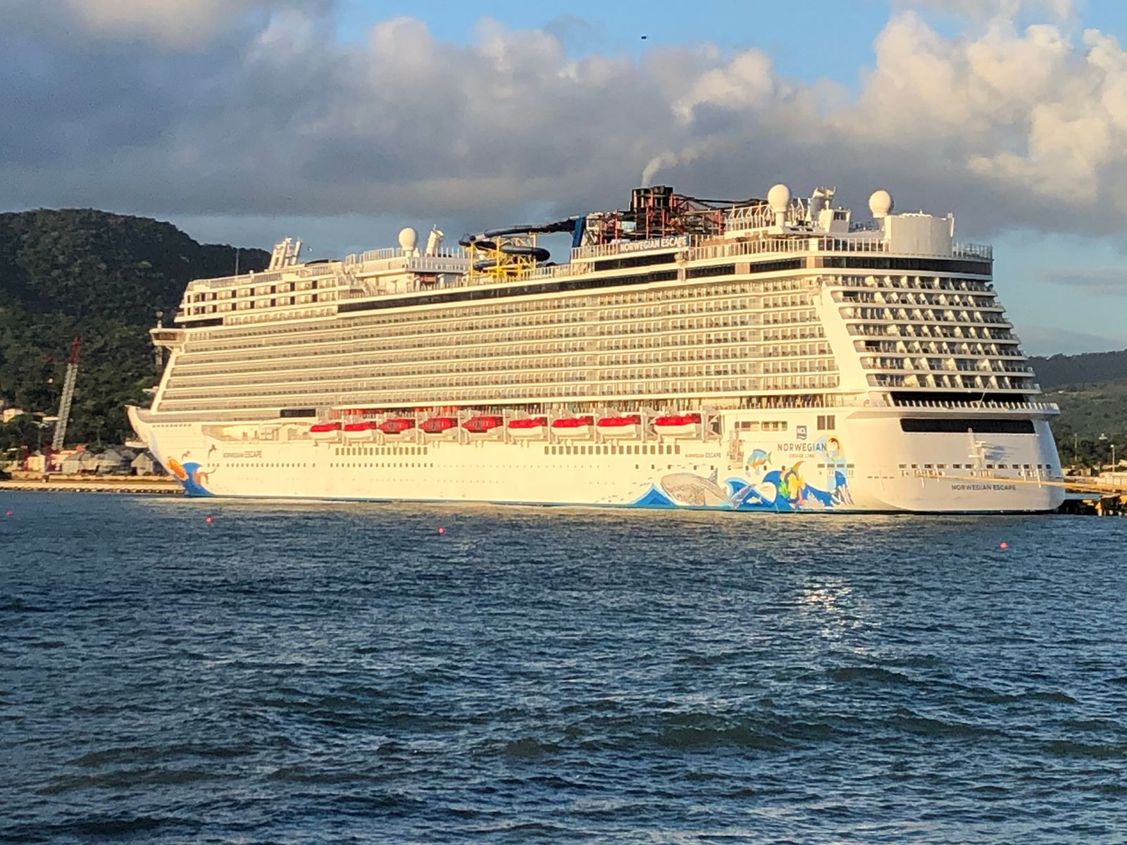 VIDEO: Crucero Norwegian Escape fue desencallado y está en el Puerto