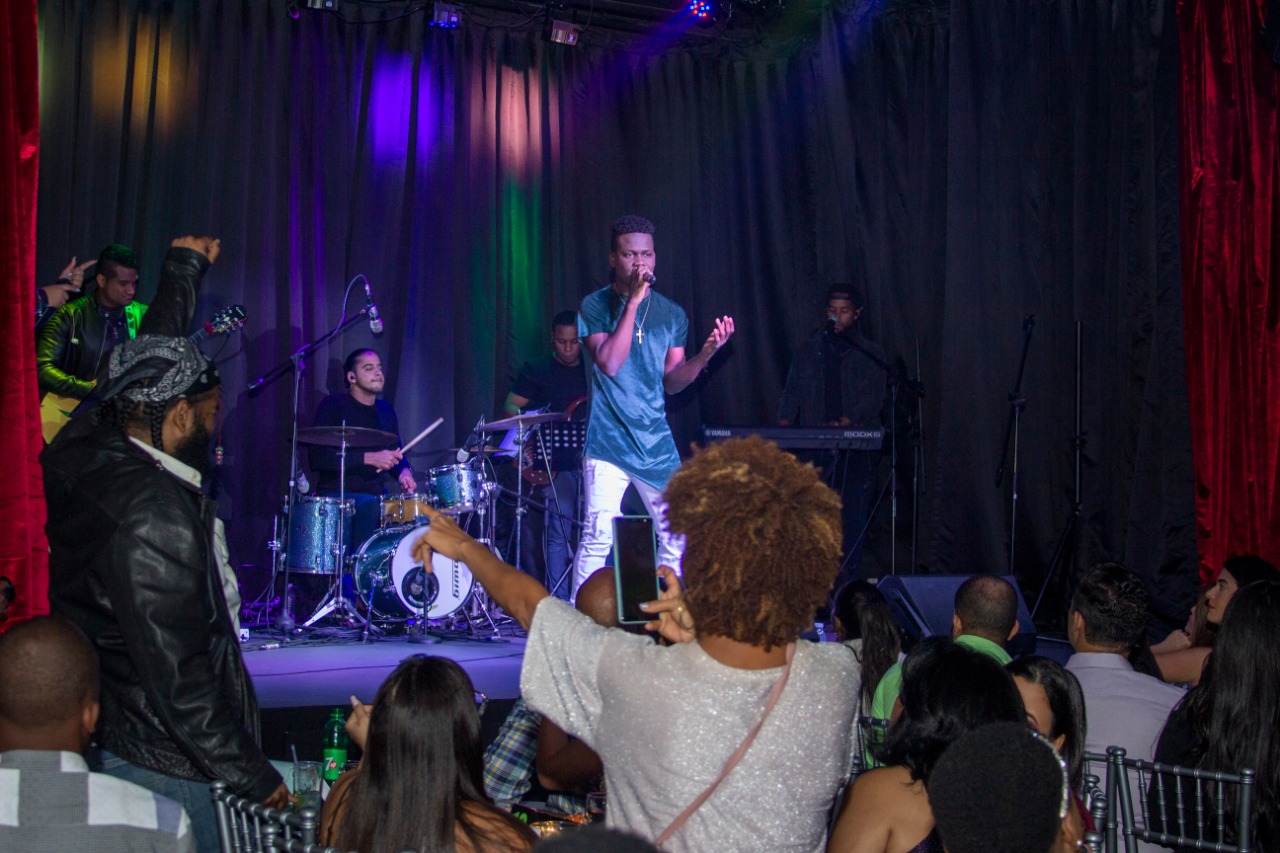 El artista Chrushman realiza concierto en Chao Café Teatro