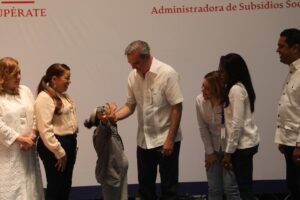 Abinader escucha a representantes 235 juntas vecinos de La Vega
